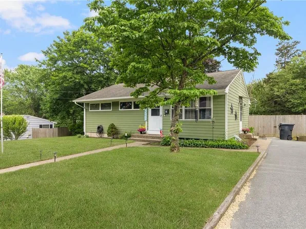80 Flagg Ave, Warwick, RI 02886