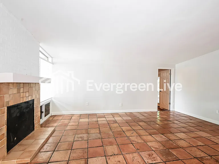 1040 Robinwood Dr — Photo 4