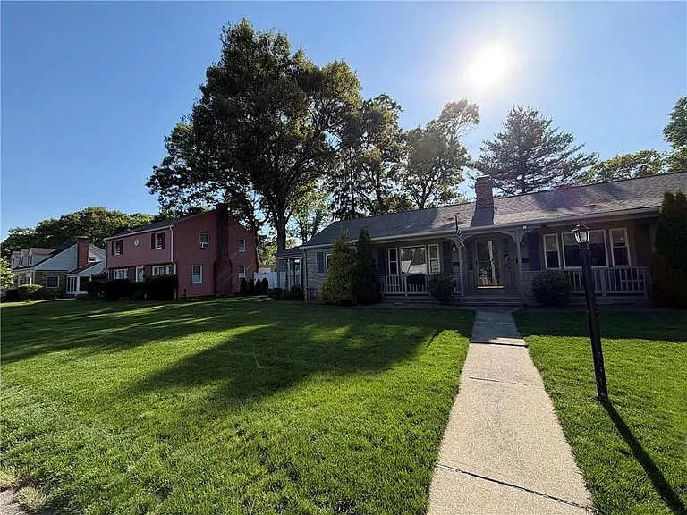 135 Park View Ave — Photo 2