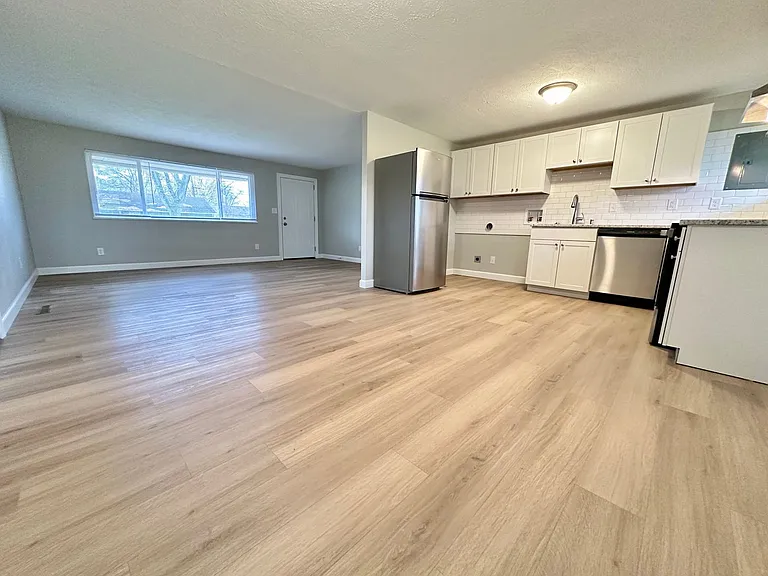 301 Henrich Dr — Photo 6