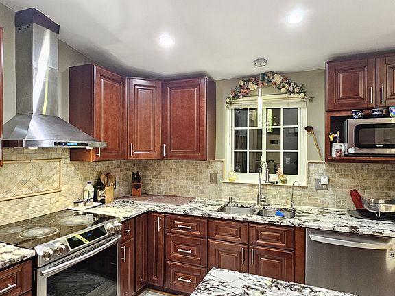 5th image of 4033 Pickstone Dr