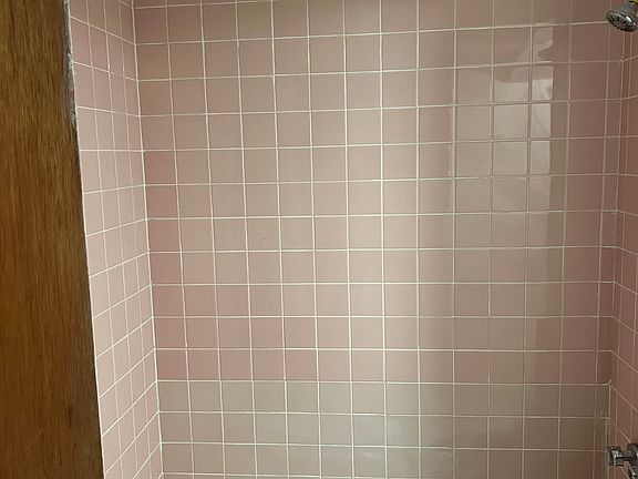 5th image of 313 Rich Ave #1