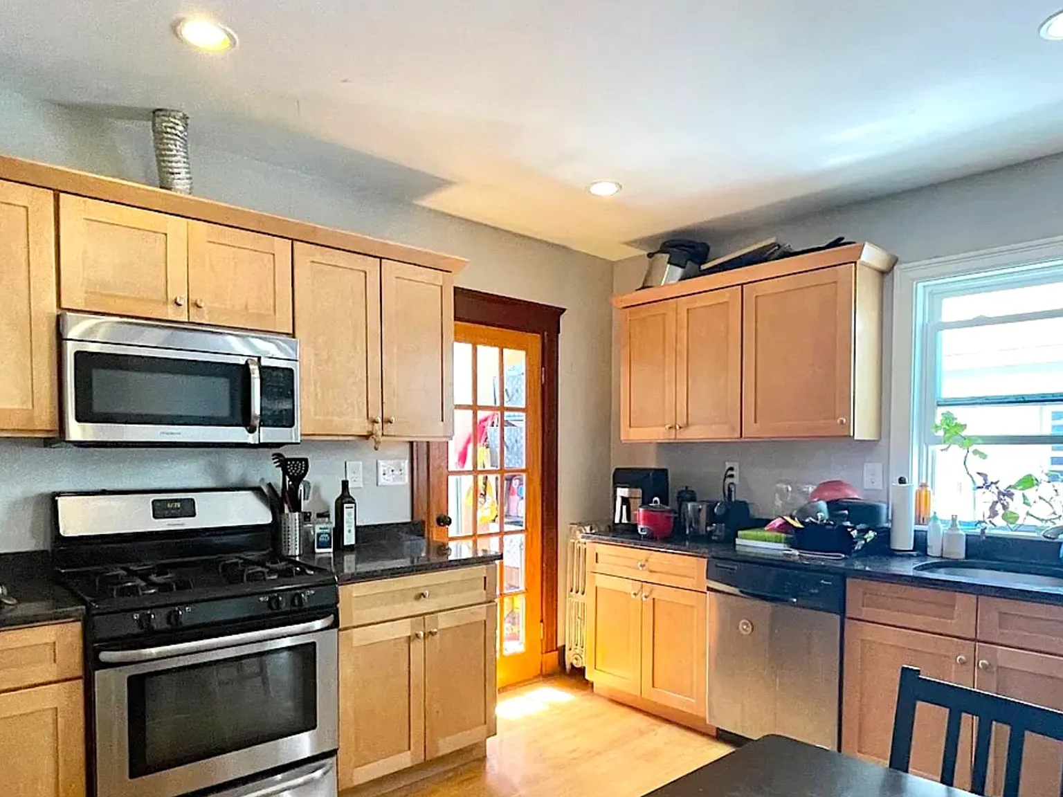6 bed, 3000 sqft, $7,800 — Photo 3