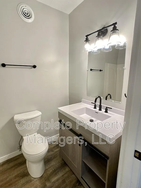 930 S Broadway Ave — Photo 3