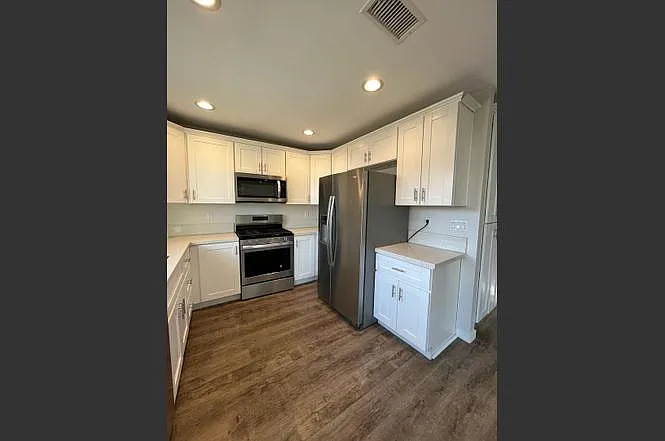 3 bed, 884 sqft, $3,245 — Photo 2