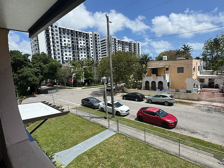 2000 SW 9th St — Photo 11