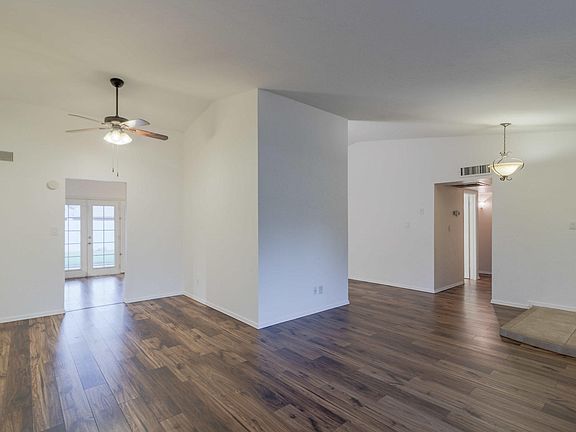 4th image of 803 W Rosemonte Dr