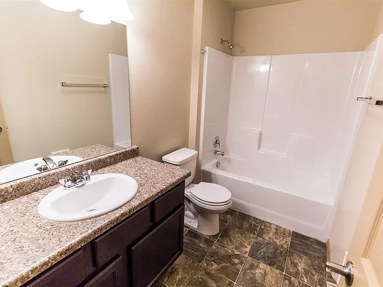 Tollefson Apartments — Photo 9