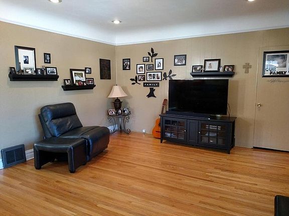 3rd image of 5531 W Warwick Ave