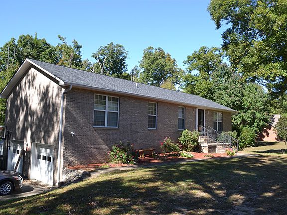 3rd image of 822 Oakland Dr