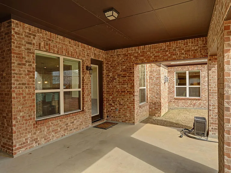 1043 Kenilworth St — Photo 18
