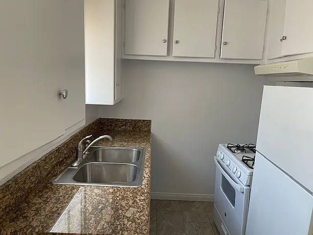 5105 Woodman Ave #10 — Photo 3