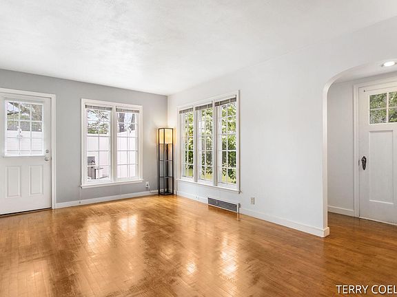 5th image of 900 W 32nd St