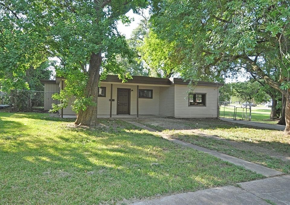 1st image of 102 Huisache St