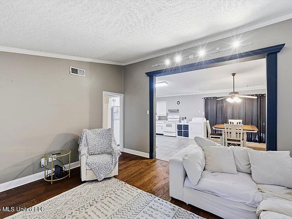 5th image of 502 W Lakeview Cir