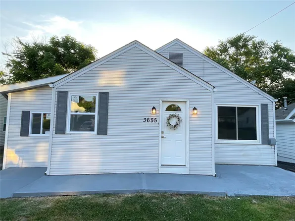 3655 Dixie Dr, Saint Ann, MO 63074