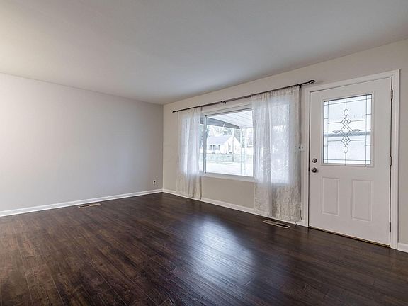 3rd image of 819 Pleasant Dr