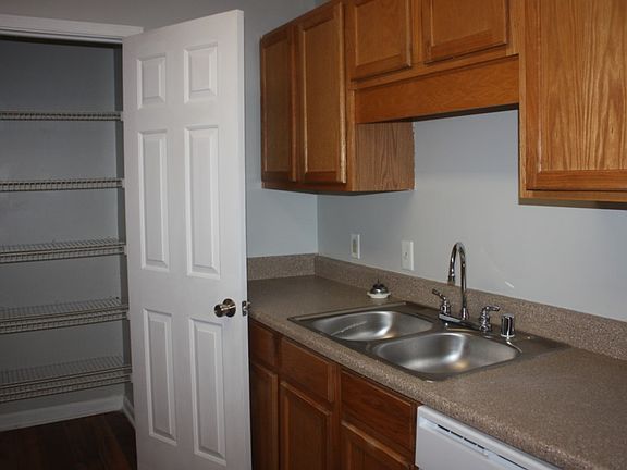 3rd image of 140 Royal Dr Unit C-1