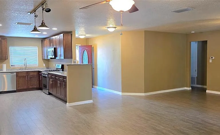 4743 Larchmont Ct — Photo 12