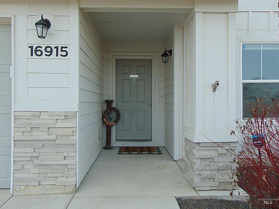 3rd image of 16915 Chambers Way