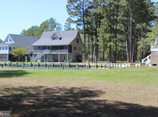 800 Castaway Dr, Greenbackville, VA 23356