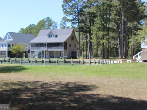 800 Castaway Dr, Greenbackville, VA 23356