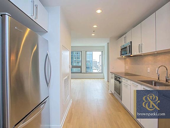 3rd image of 1 Hawthorne St Unit 19B