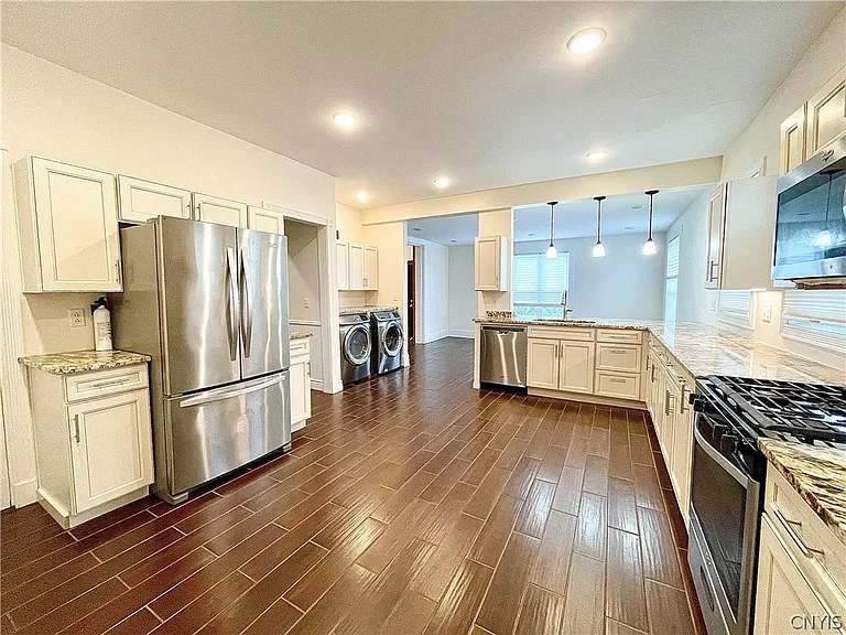 365 Green St — Photo 2