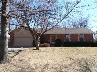 1218 N Briarwood Rd, Derby, KS 67037