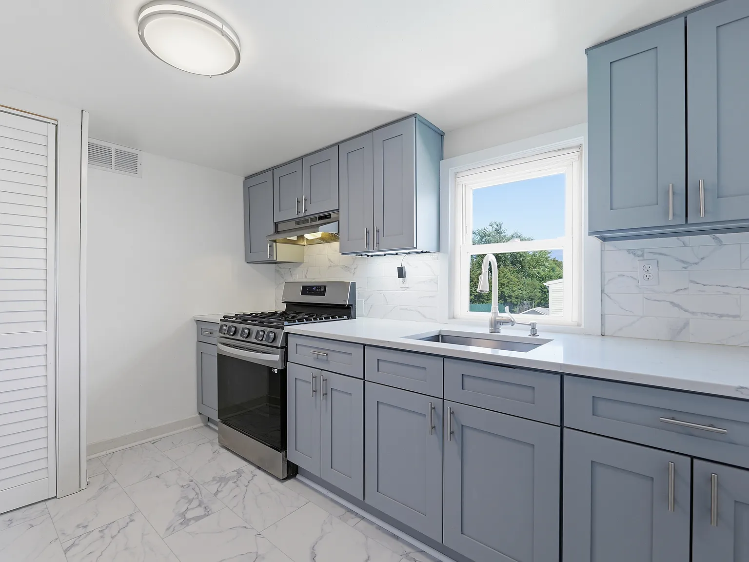 2 bed, 700 sqft, $2,000 — Photo 3