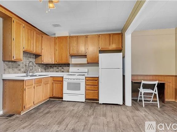 5th image of 106 15th Ave S