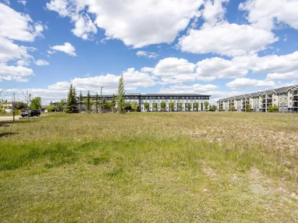 2660 22nd St #2, Red Deer, AB T4R 0K8