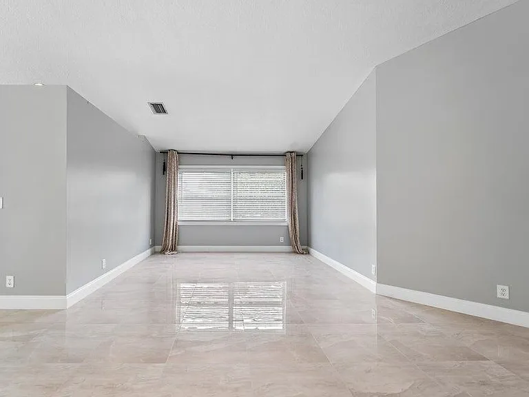 15079 Corby Ct — Photo 6