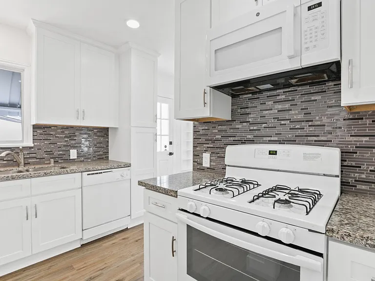 2432 Belmont Ave — Photo 6