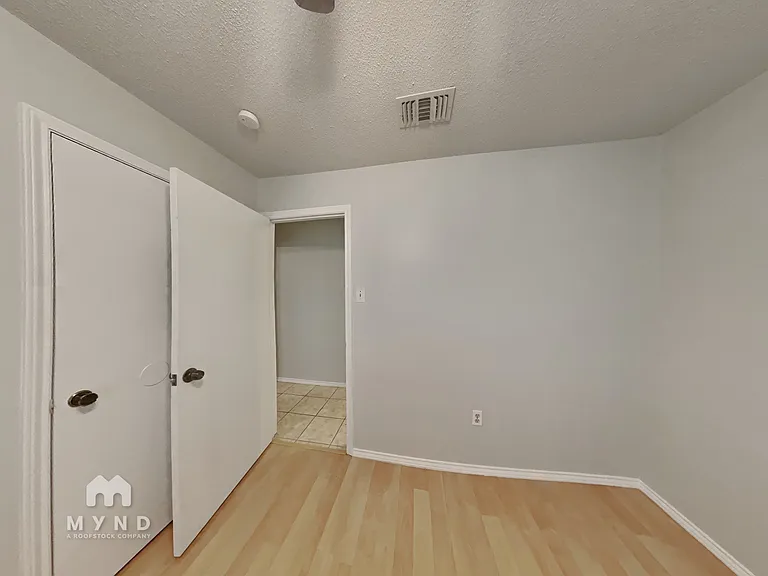 303 N Eastern St #B — Photo 17