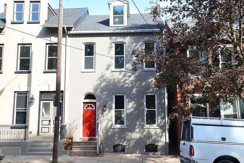 1st image of 217 E Chestnut St