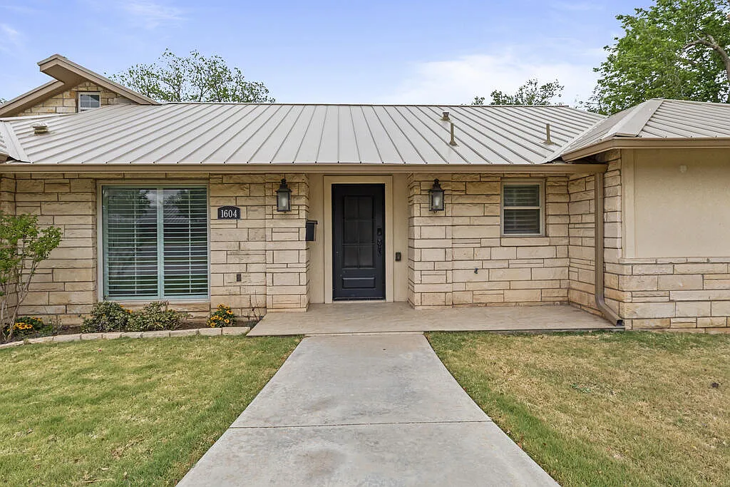 4 bed, 2.5 bath, 2881 sqft, $4,500 — Photo 2