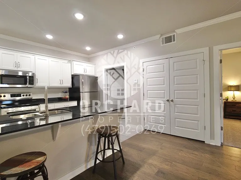 1900 E Brookview Dr — Photo 4