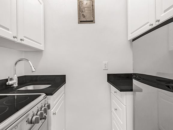 4th image of 208 W 23rd St APT 1403