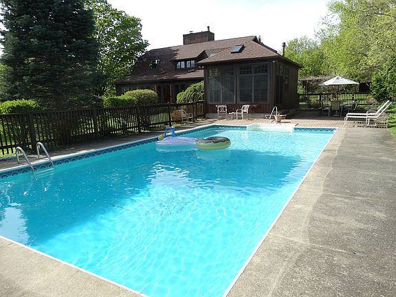 2nd image of 35 Wildwood Pl