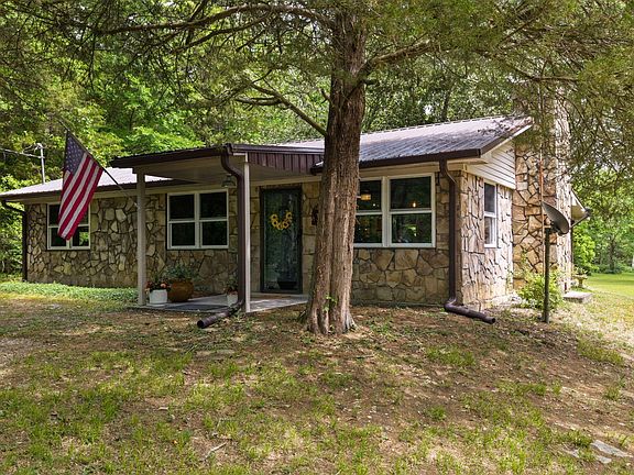 2nd image of 200 Warren Ln