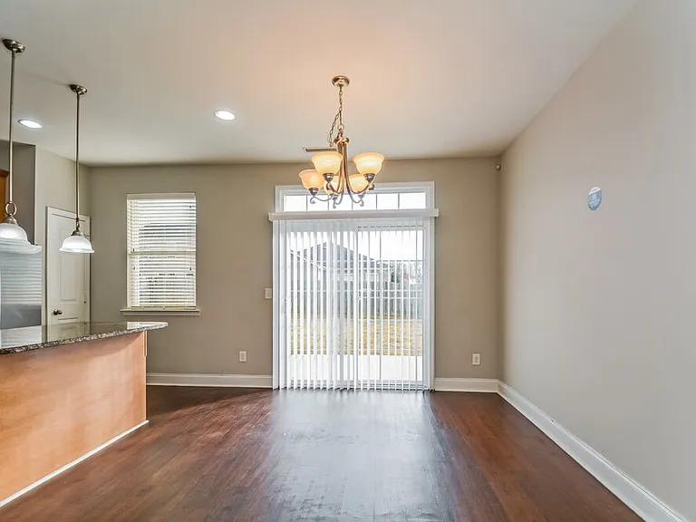 233 Norwich Dr — Photo 5