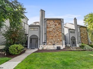 27 Delbarton Ct, Hackettstown, NJ