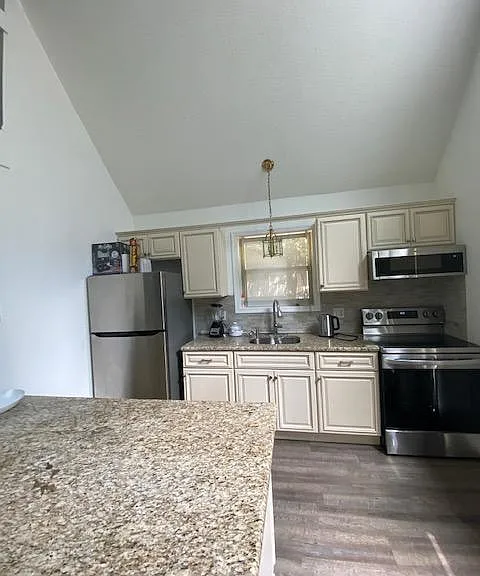 144 Lakeview Dr — Photo 2