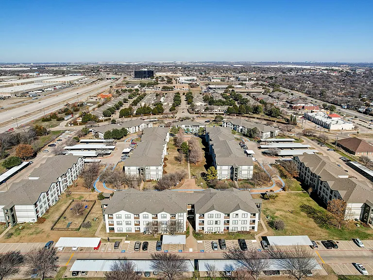 Landings of Carrier Parkway Apartments — Photo 44