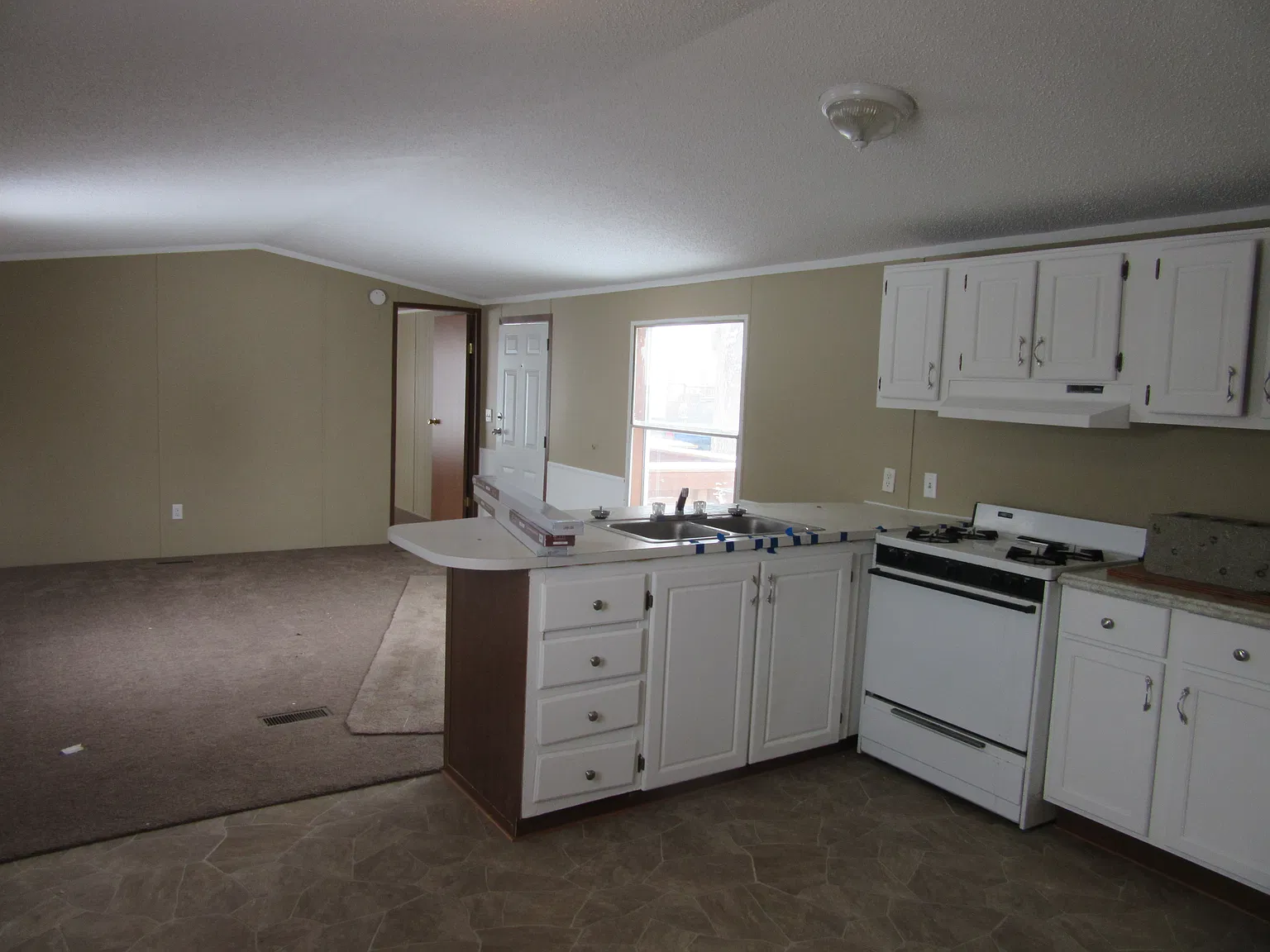 3 bed, 952 sqft, $875 — Photo 1