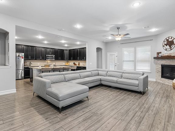 2nd image of 817 Crest Breeze Dr