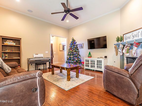 3rd image of 119 Countrywood Pl
