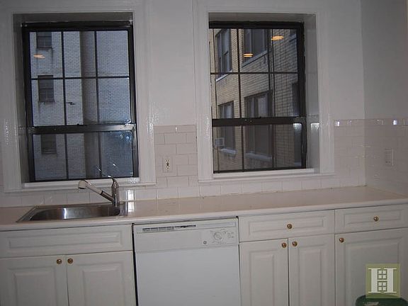 3rd image of 17 Park Ave APT 401