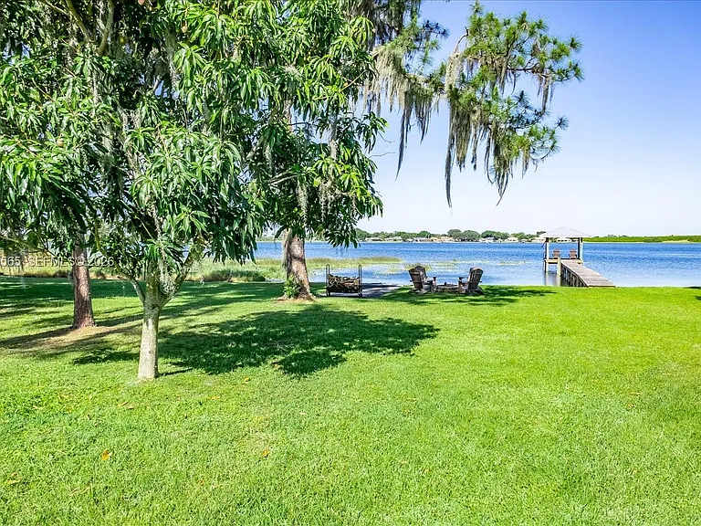 924 Lake Dr E — Photo 32